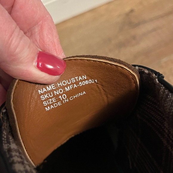 Stylish Black and Brown Leather Boots - Picture 6 of 7